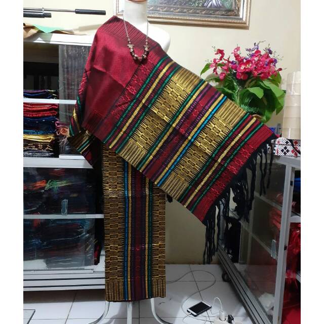 TUMTUMAN MERAH DASAR HITAM DAN CREAM