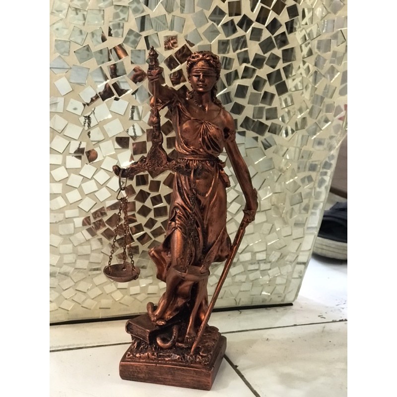 Patung dewi hukum keadilan