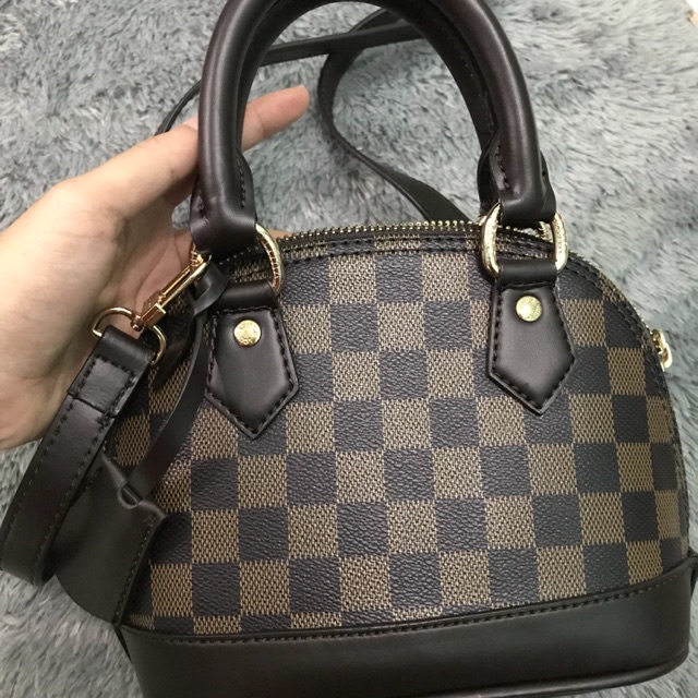 tas lv mini semi premium. masih bagus banget. ga ada lecet. blm pernah dipakai