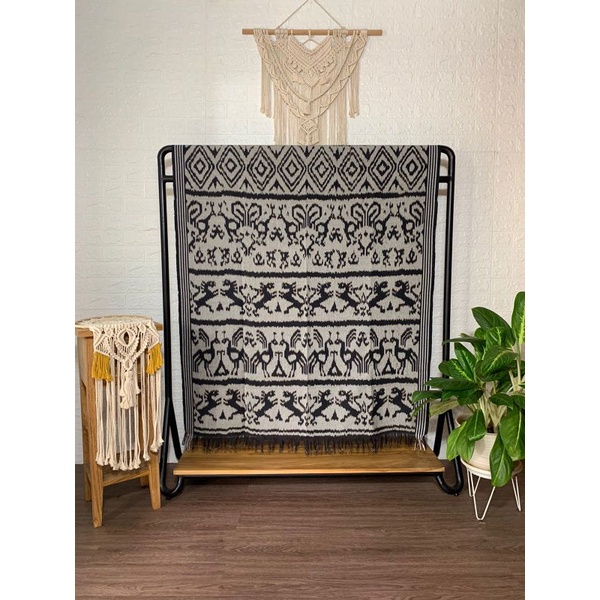 kain tenun blanket motif warna abu abu