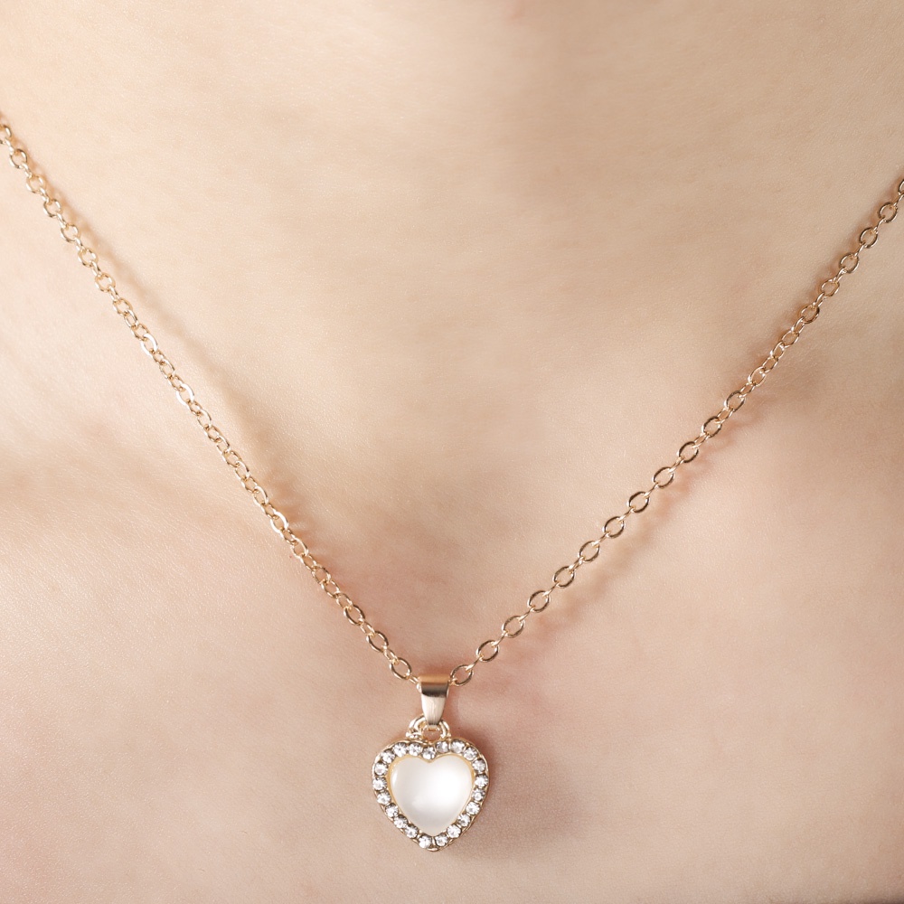 Kalung Rantai Klavikula Liontin Opal Bentuk Hati Aksen Kristal Zircon Warna Emas Untuk Wanita