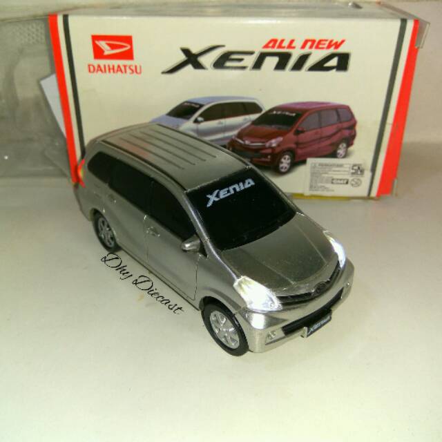 tomica xenia