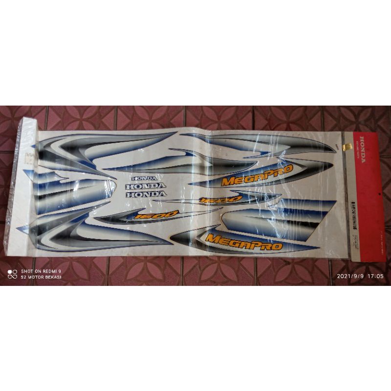 871X0-KEH-890ZC striping stiker bodi honda megapro hiu cw biru 2005 original ahm
