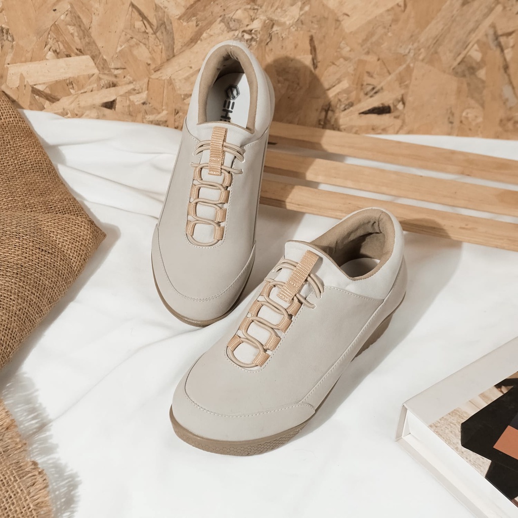 Exclusive Ehbers Sepatu Slip-On Wanita Cream