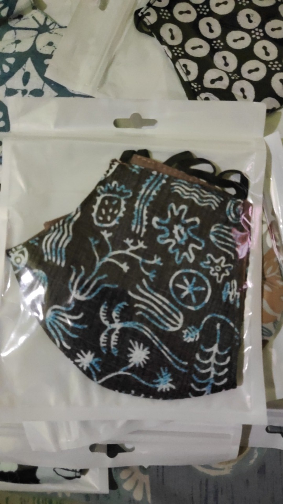 Masker Premium 3 Lapis,  Anti Pengap,  Motif Abstrak Gak Pasaran