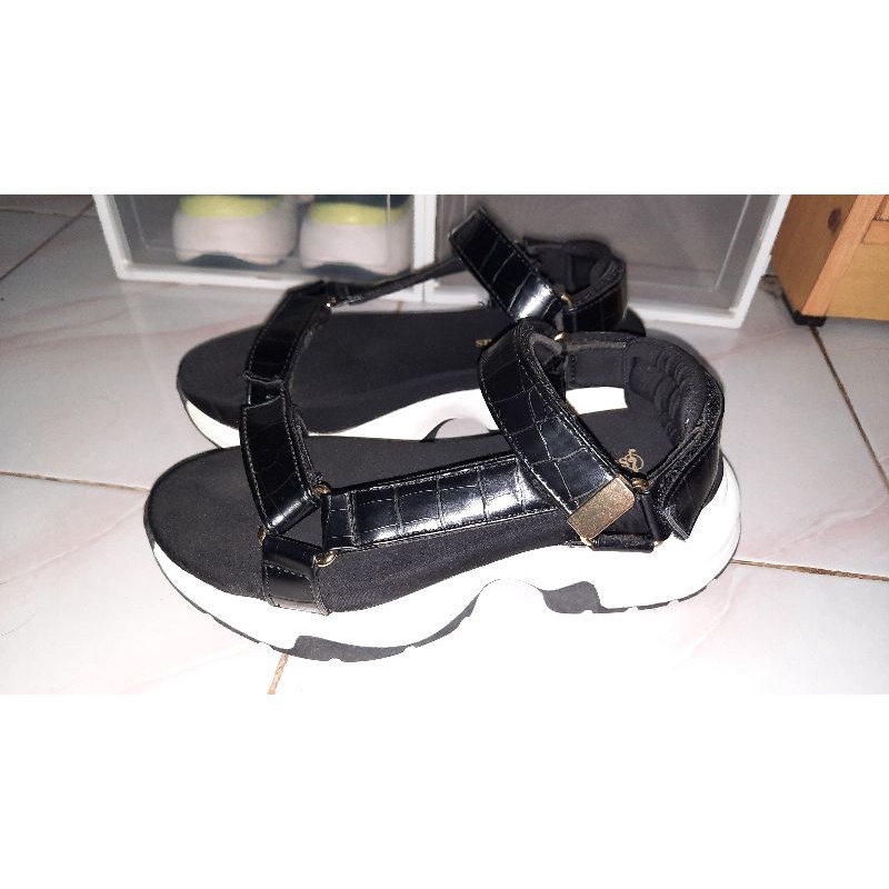 Sepatu Sandal STRADIVARIUS