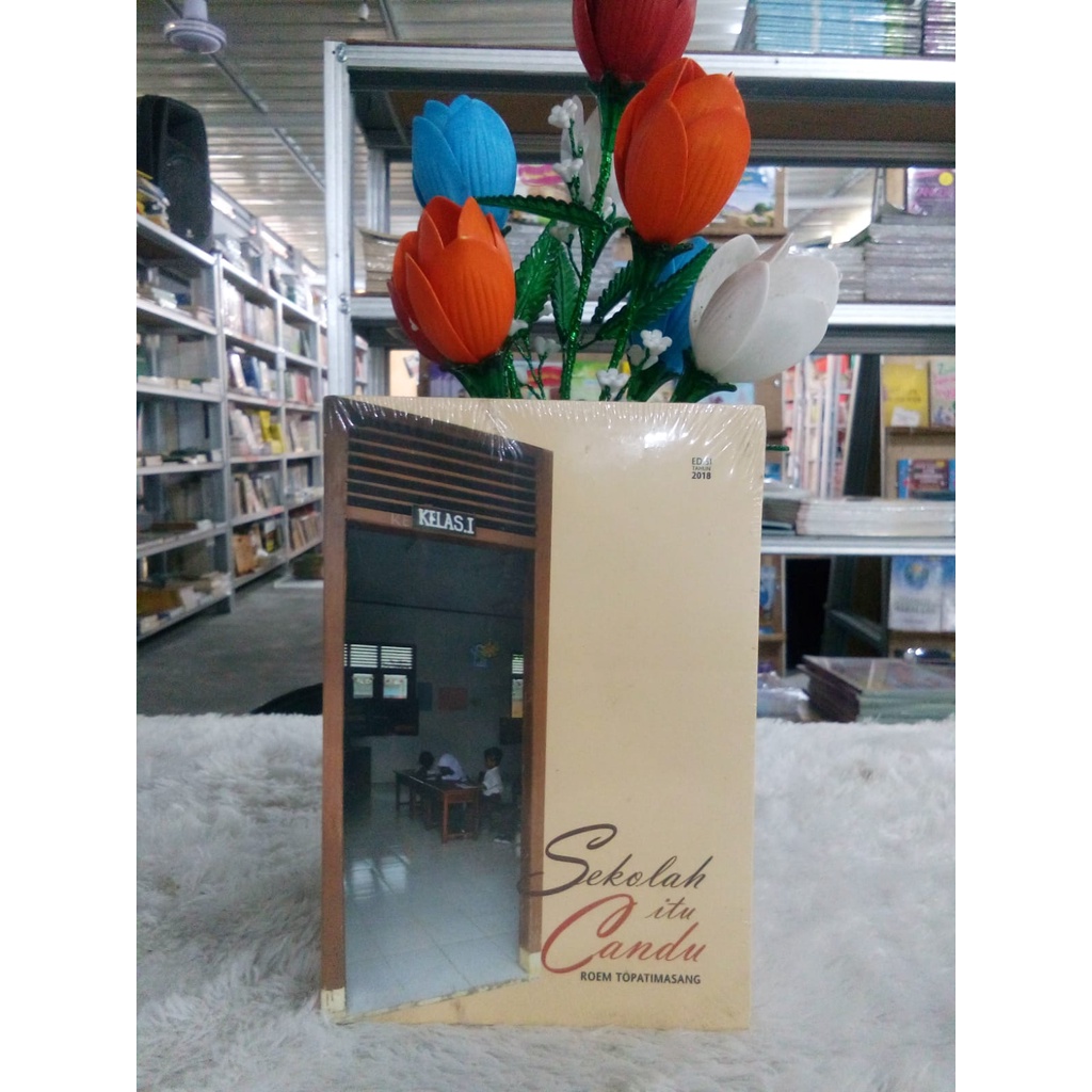 Sekolah Itu Candu (Roem Topatimasang)