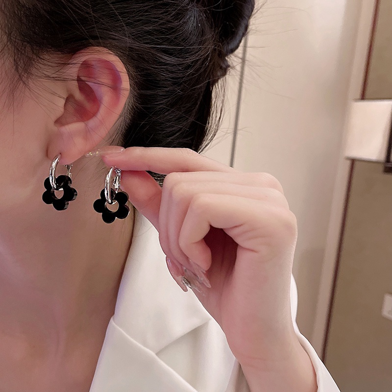 Anting Bentuk Bunga Warna Hitam Gaya Korea