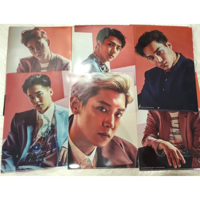 Exo countdown pop up store L Holder - kyungsoo, xiumin, baekhyun, chen, chanyeol, kai, sehun
