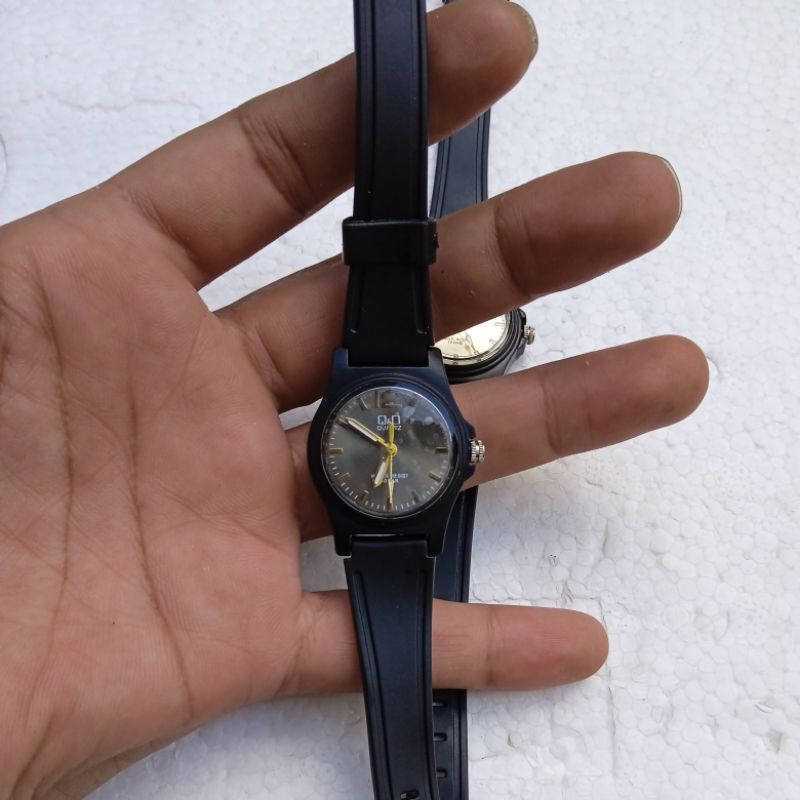 Jam Tangan Wanita Diameter Mini/jam wanita ukuran kecil-Hitam. Q. O