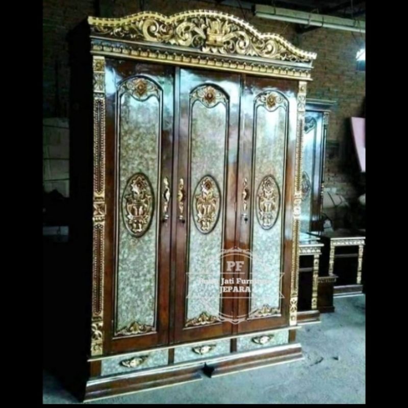 Lemari/Almari pakaian pintu 3 ukir Jepara warna kombinasi bahan kayu jati