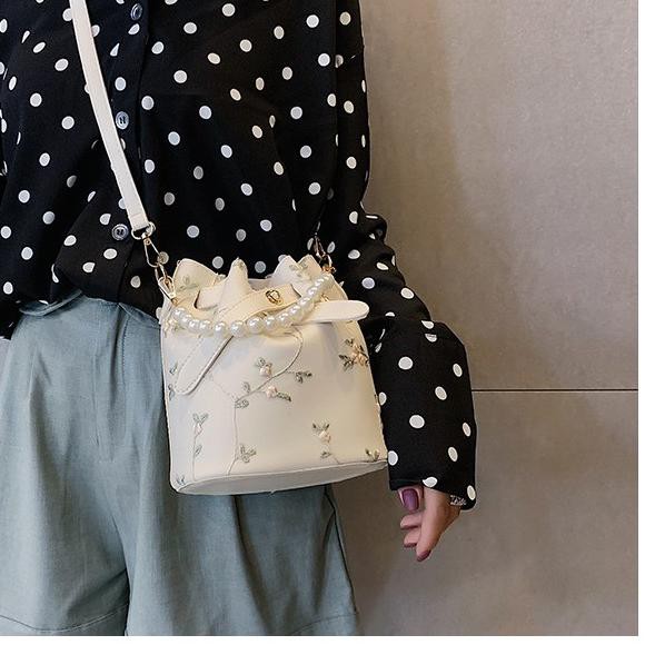 ❉ Funatic Pearl Tas Selempang Serut Wanita Motif Renda Bunga Pegangan Mutiara 25 x 14 x 20cm FA902 ❋