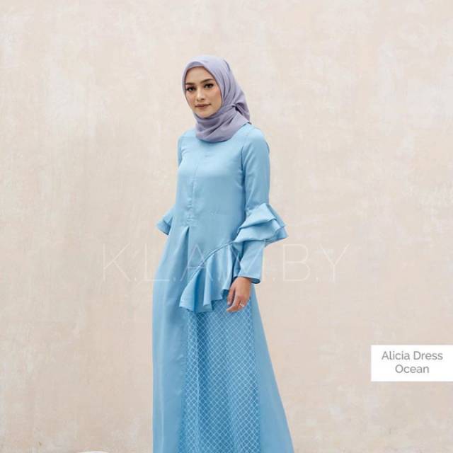 Alicia dress wearing klamby