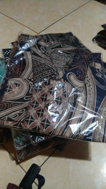 Kemeja Batik Pria • Motif Random • Baju Batik Pria Lengan Panjang • Atasan Tradisional Batik Pria