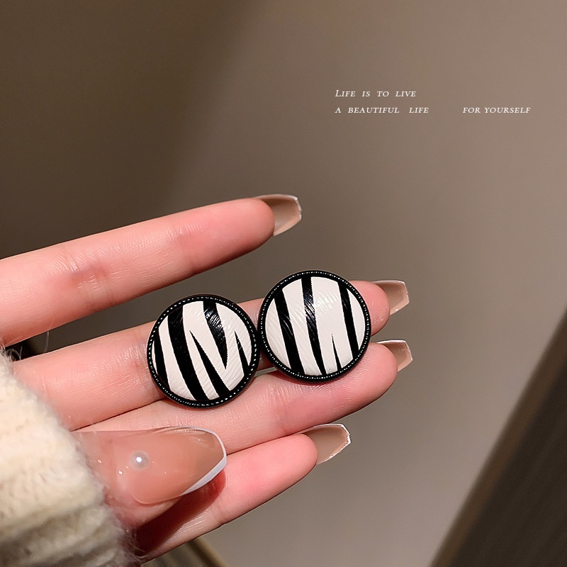 Anting Tusuk Motif Papan Catur Geometri Warna Hitam Putih Untuk Wanita