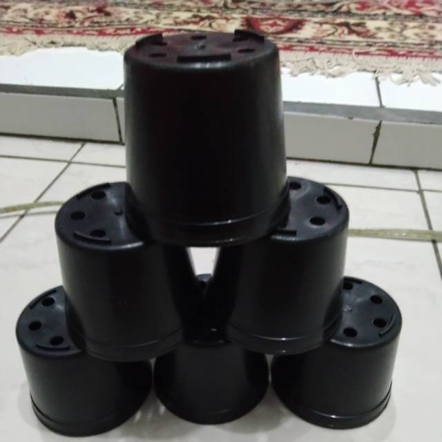 Pot plastik hitam  8cm