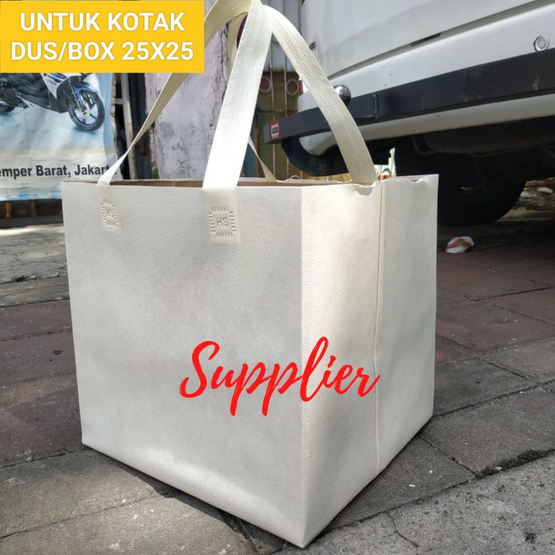 

Tas Goodie bag kotak 25x25 semi box isi 12pcs