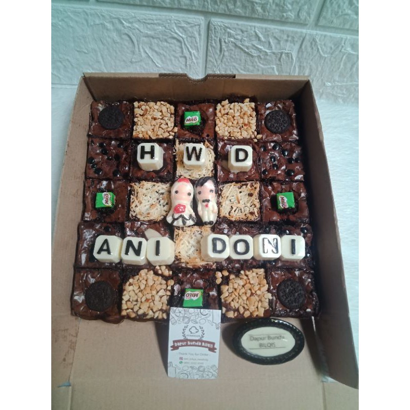 

Fudgy Bownies Custom Huruf / Brownies panggang / Brownies Skat Chewy / kado WEDDING