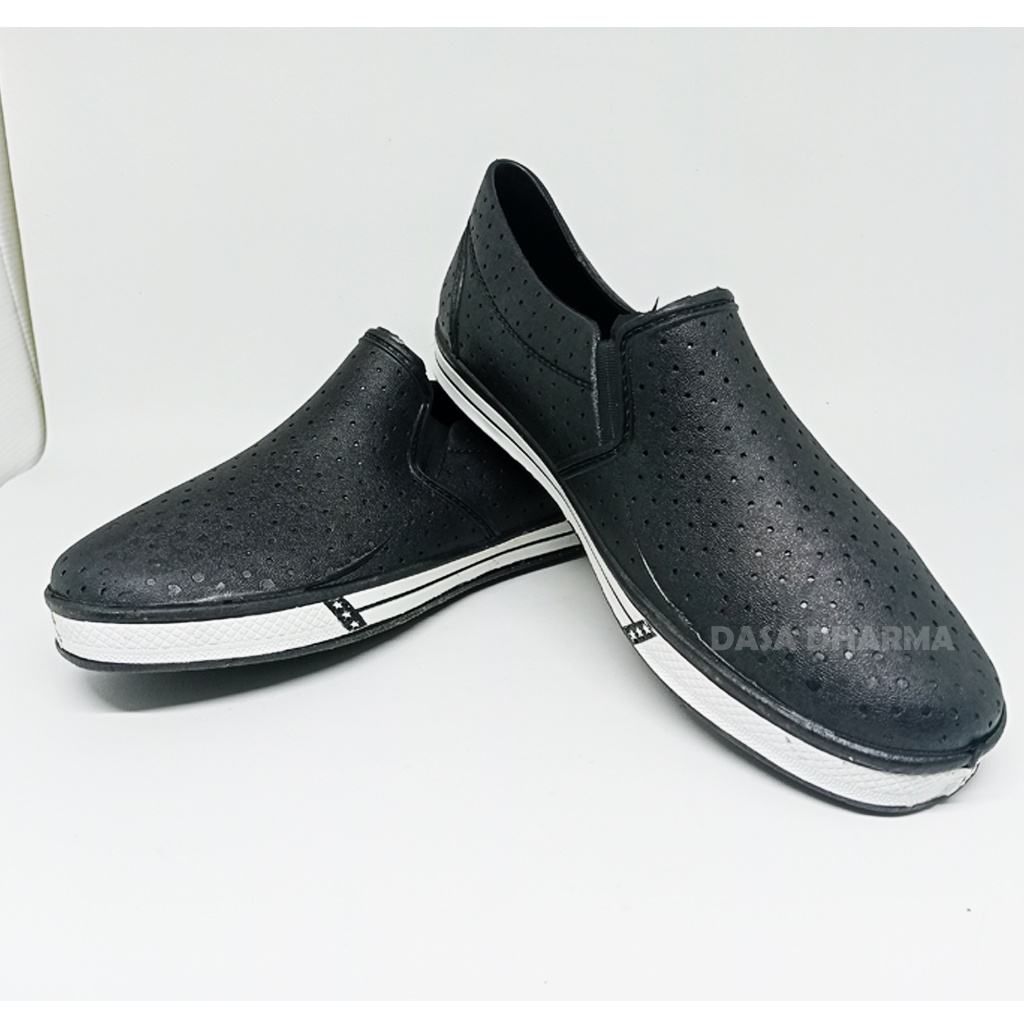 Sepatu Karet Pria Dewasa Slip On Anti Air Casual Import Hitam Putih Ukuran 38 - 42 Original