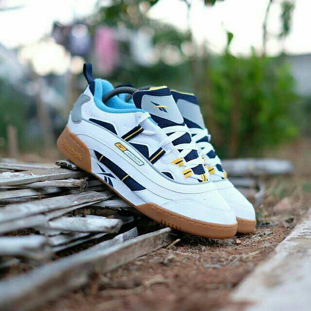 Sepatu Sneaker Pria Reebok classic white navy