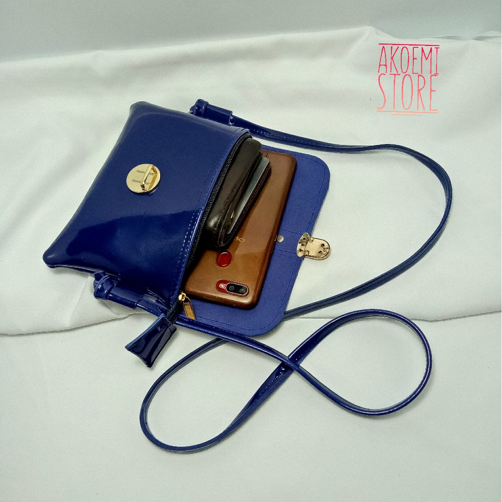 Tas Selempang Wanita Glossy Simple Mode On