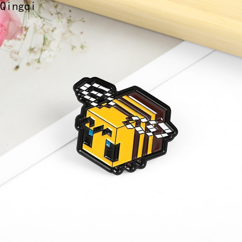 Bros Pin Enamel Bentuk Kartun Lebah Pixel