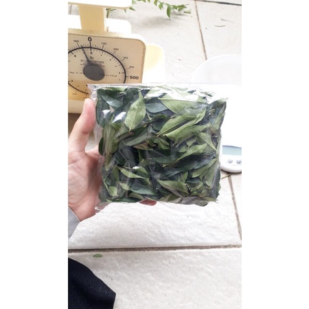 

Daun kari, salam koja, daun temuruy 20gr sudah diserut dari tangkainya