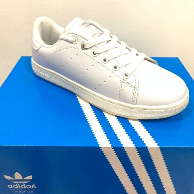 Sepatu Sneakers Adidas Wanita