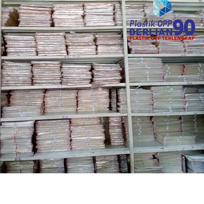 

➻ Plastik OPP 28,5 X 40 CM 20 MIC 100LBR Lem Atau Seal / Plastik bening kemasan bungkus baju gamis celana garment ◘
