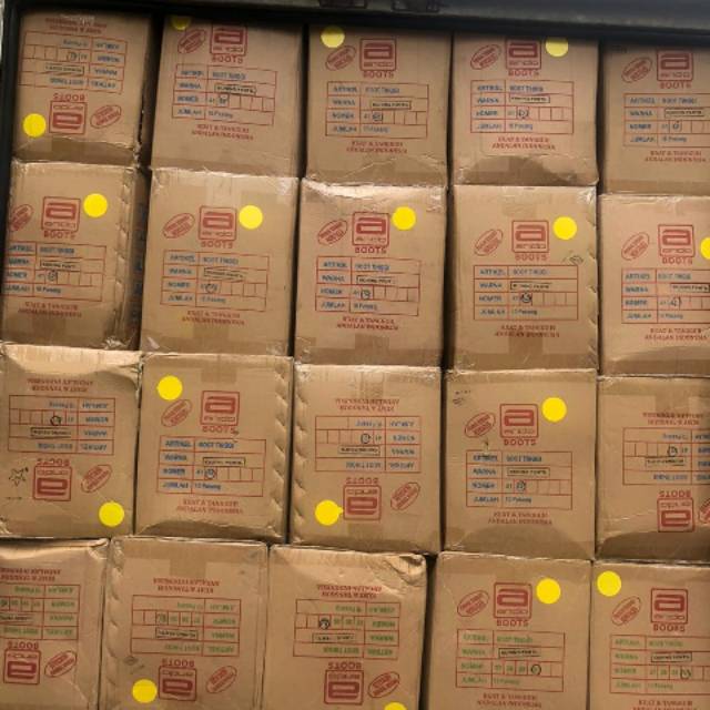 Sepatu boot ando kuning