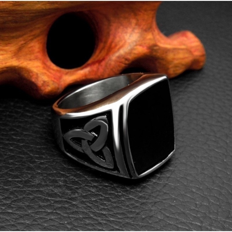 Cincin Batu Persegi Bahan Stainless Steel Warna Hitam Gaya Retro Untuk Pria