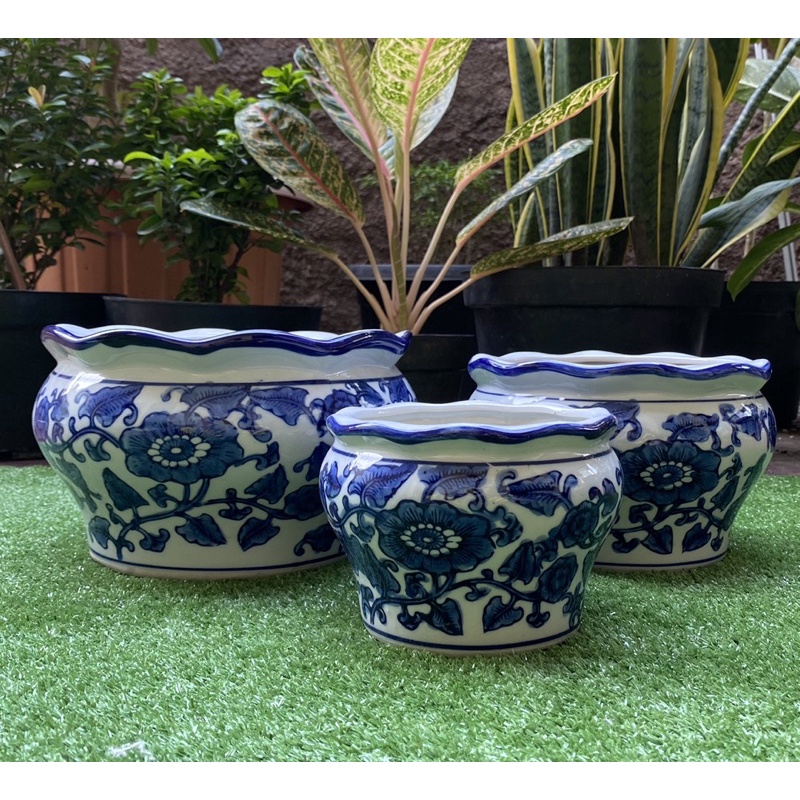 pot keramik putih motif biru