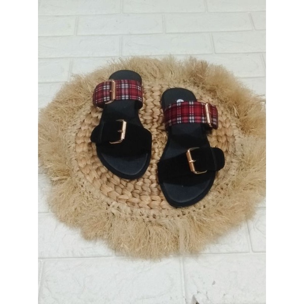 Sendal flat Flatform gesfer motif kotak&quot; sendal santai terlaris