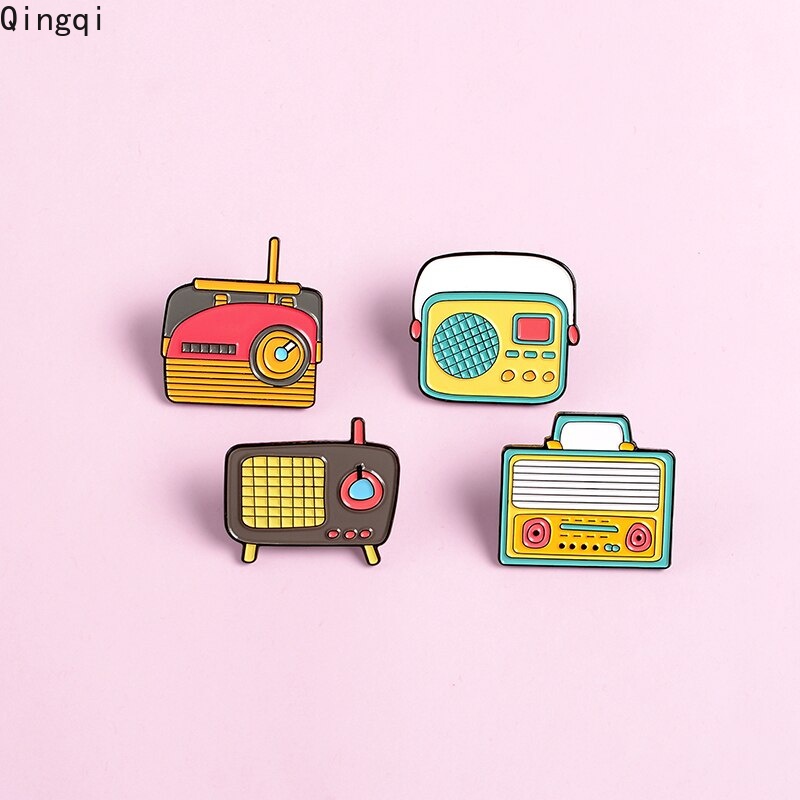 Bros Pin Enamel Bentuk Radio Kartun 80 's Old-school Music Player Bahan Metal Gaya Retro Untuk Hadiah