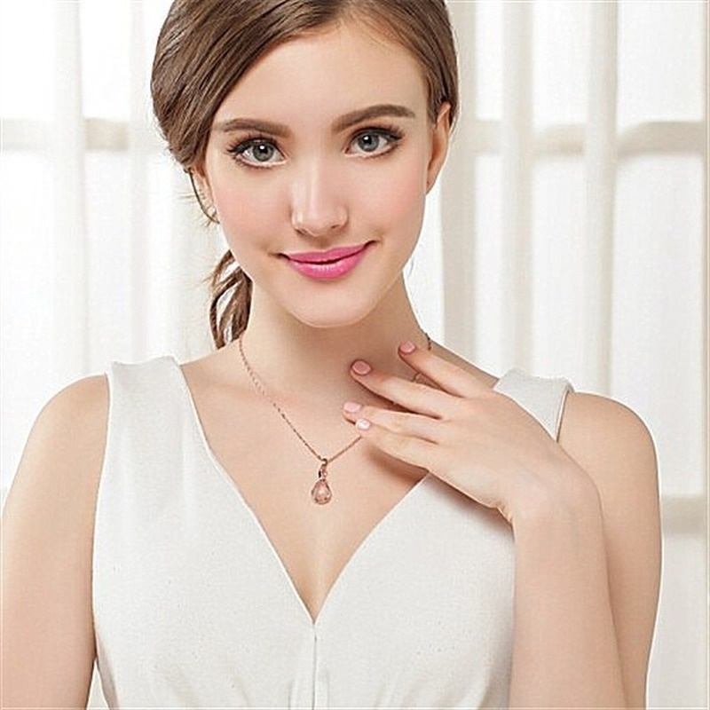 [Ready Stock]Fashion Inlaid Rose Quartz Pendant Rose Gold Plated Necklace