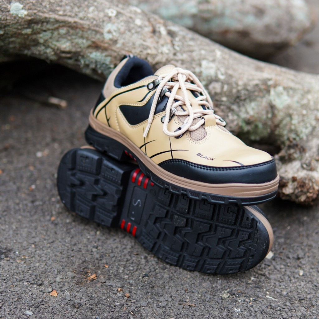 Sepatu Low Boots Safety Ujung besi Pria Black Force Titan Cream Outdoor Tracking Gunung Haiking