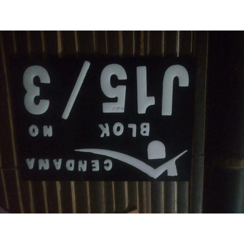 akrilik no rumah 2warna timbul. akrilik