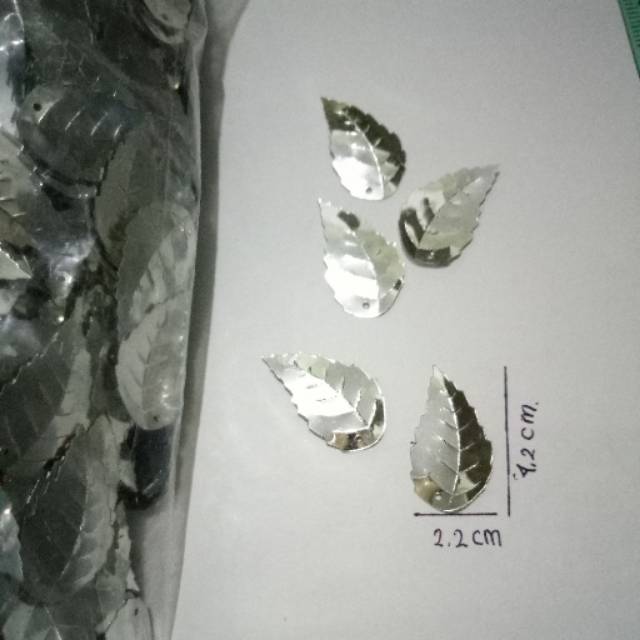 Manik manik daun silver