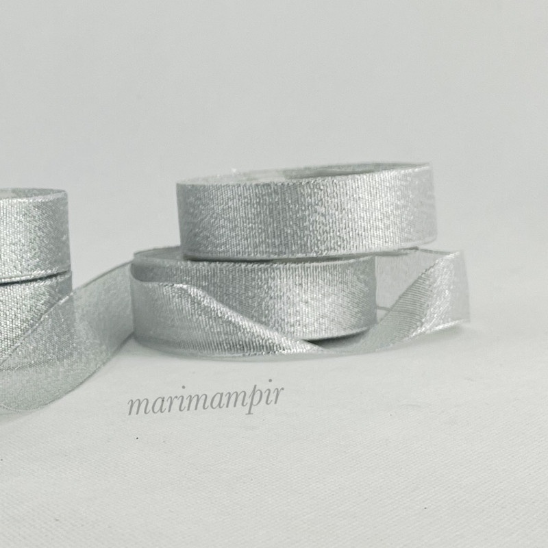 

PITA KAIN GLITTER PERAK SILVER 1 INCI 24 MM 20 YARDS