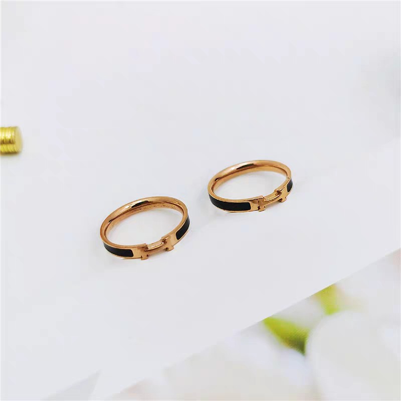 Cincin Huruf H Versi Sempit Permukaan Hitam | Cincin Titanium Steel 18k Rose Gold | Perhiasan Stainless Steel Modis Tahan Air Tidak Luntur Tidak Alergi