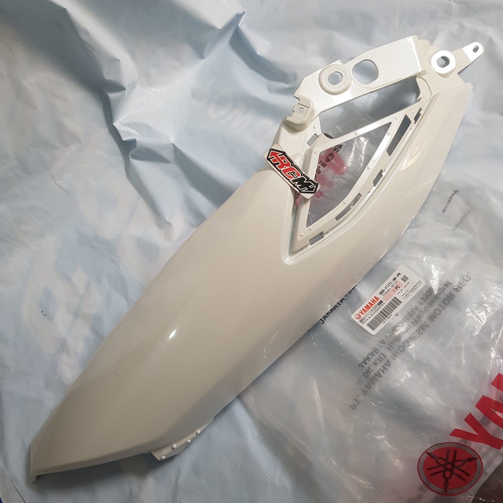 B6H-F1711-00-P0 COVER BODY BODI SIDE BELAKANG KIRI NEW NMAX N-MAX N MAX WARNA PUTIH WHITE B6H-F1711-00-P0 ORI ORIGINAL YAMAHA YGP ASLI