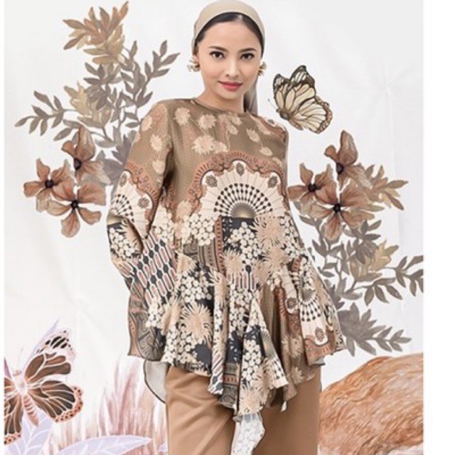 Kyra Blouse Pinewood - wearing klamby M & L