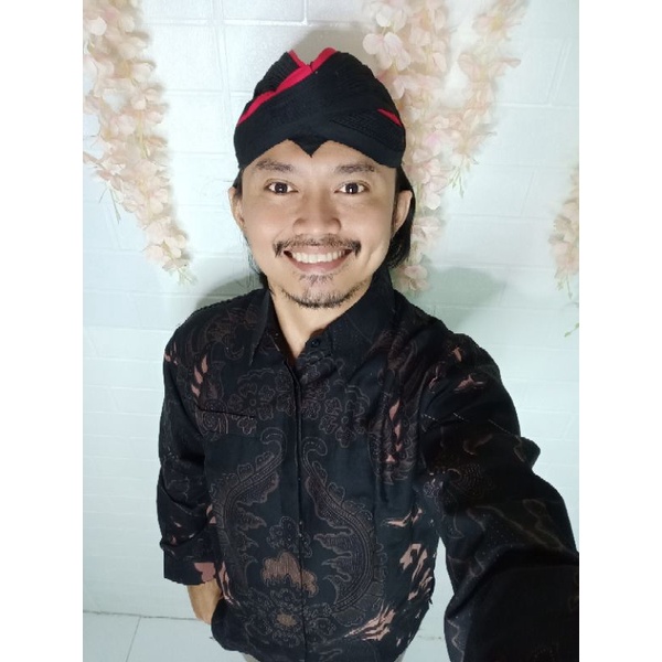 MAHKOTA DASAR HITAM NGUDI RAHAYU KEMEJA BATIK PRIA SOLO LENGAN PANJANG LAPIS FURING ATASAN BATIK PRIA SOLO PREMIUM MODERN GURDO IJO GITARJA PERWIRA PEKSI SELING NAVY PRASTOWO RAGHNALA HITAM BABONG ANGKREM HANUNG KENCONO UNGU PARI KEPYAR SATRIO GAGAH VIJAY