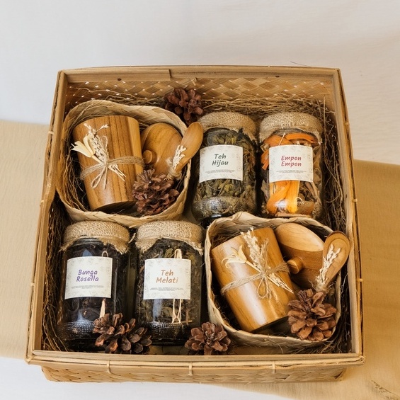 

TISSA / Hampers Wedangan / Hampers Couple / Hampers Kayu Jati/ Hampers Lebaran / Hampers Wedding / Kado Ulang Tahun / Hampers Ramadhan