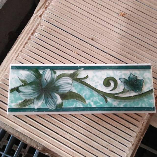 Lis keramik motif bunga hijau