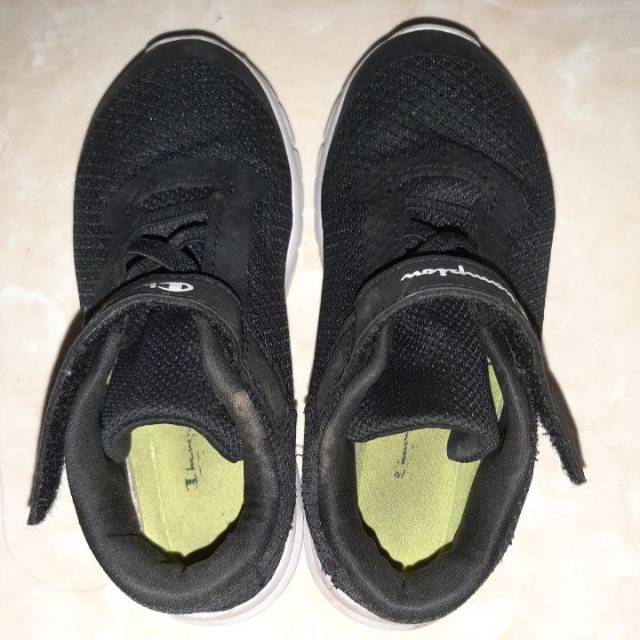 Sepatu anak champion