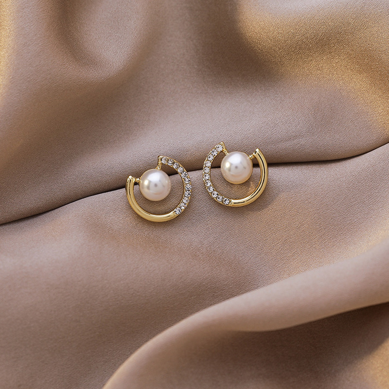 Anting Stud Mutiara Berlian Imitasi Bentuk Bulat Bahan Alloy Warna Emas Untuk Wanita