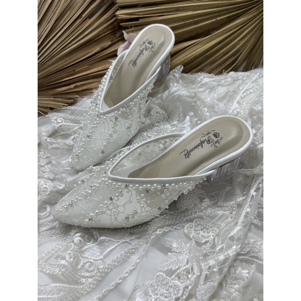 sepatu Rafaizoutfit model Yesika sepatu wedding putih 5cm kaca