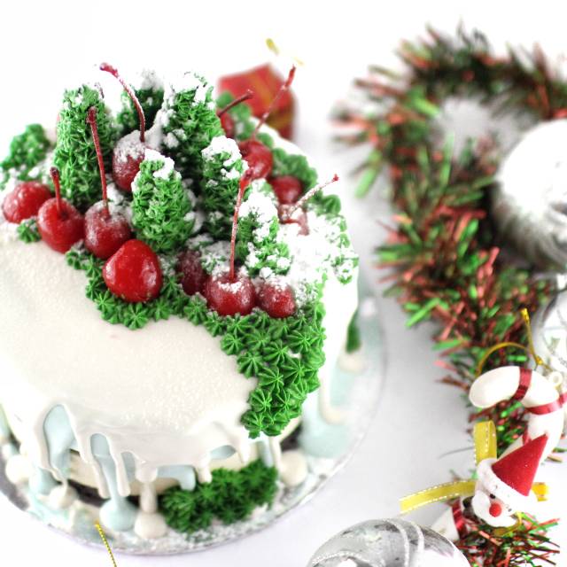 

Christmas Cheese Cake Diameter 16cm tinggi 9cm with Dripping Chocolate and Christmas Butter Cream