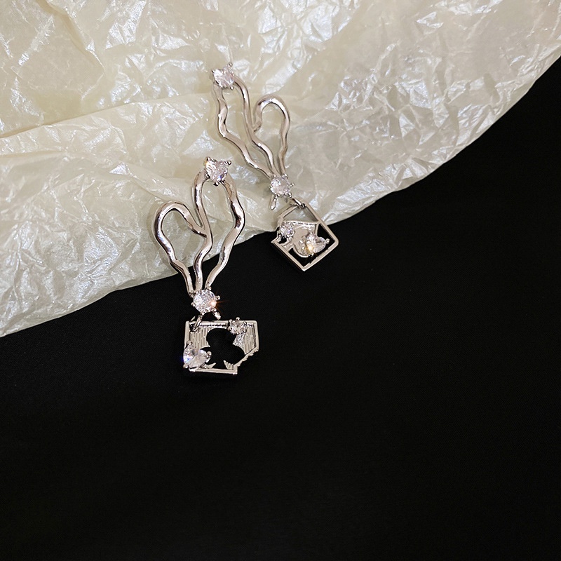 Anting Tusuk Gantung Desain Hati Asimetris Hias Zircon Gaya Korea Untuk Wanita